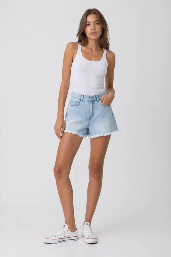Short en jean bleu clair Tiffosi Jenna36 femme avec taille haute et finition effilochée, coupe courte été, disponible à Sénas 13560 et en livraison en France