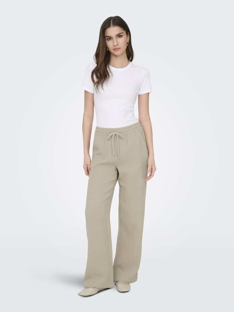 Pantalon beige femme JDY en gaze de coton coupe large disponible chez Casual Sénas boutique mode proche Salon-de-Provence Cavaillon et Alpilles