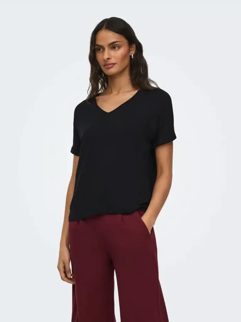 T-shirt noir col V JDY femme disponible chez Casual Sénas proche Salon-de-Provence et Cavaillon
