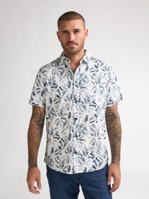 Chemise blanche homme Petrol Industries motif bleu manches courtes disponible chez Casual Sénas proche Salon-de-Provence et Cavaillon