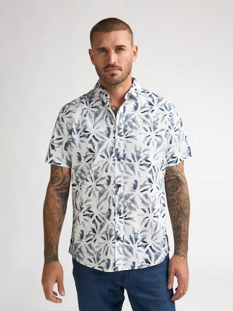 Chemise blanche homme Petrol Industries motif bleu manches courtes disponible chez Casual Sénas proche Salon-de-Provence et Cavaillon